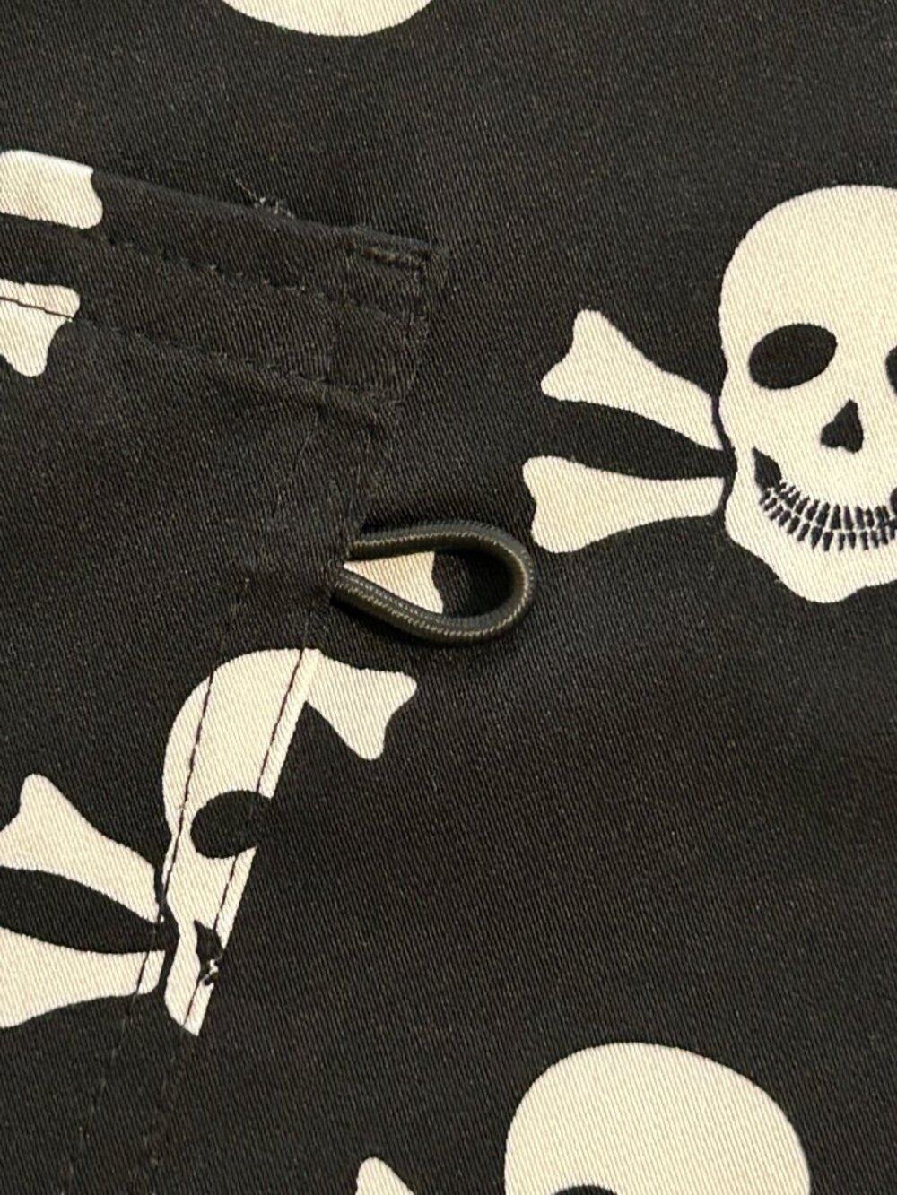 Skull & Crossbones Halloween Spooky Scrub Top XL Black & White Pockets V-Neck - Picture 4 of 9